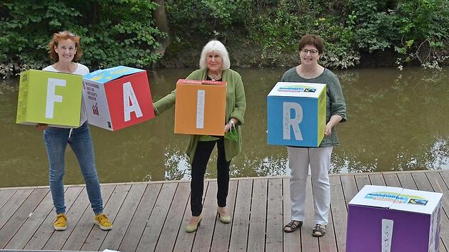 Die Frauen der Steuerungsgruppe werben f&uuml;r die Fair-Trade-Woche und die Stadtrallye zum Thema Nachhaltigkeit (von links): Monika Preinl, Retta M&uuml;ller-Schimmel und Uschi Schmidt.  Foto: Bernhard Panzer
