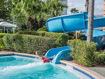 Kinder im Schwimmbad