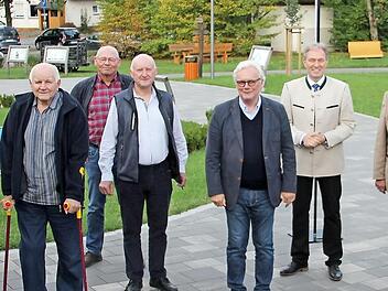 Die Geehrten mit dem Vorsitzenden Klaus Löffler (Dritter von rechts) und einigen Vorstandsmitgliedern