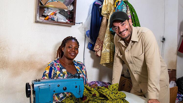 Großes Engagement: Giovanni Zarrella besuchte Clotilde Sanon in einer von Misereor unterstützten Schneiderei an der Elfenbeinküste.