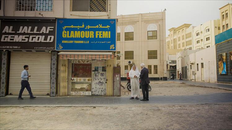 Handel auf dem Gold Souk in Dubai: Jeffrey Rhodes (rechts) kommt mit mit einem Gesch&auml;ftsmann ins Gespr&auml;ch.