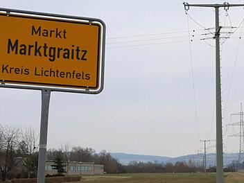 Als die größte Aufgabe für Marktgraitz sieht Bürgermeister Jochen Partheymüller die neue 380-kV-Leitung an: Eine Hochspannungsleitung zieht schon direkt am Ort vorbei zum Umspannwerk nach Redwitz. Die Masten sind 60 Meter hoch. Nun soll noch eine zweite Leitungstrasse kommen, die das kleine Marktgraitz regelrecht einkeilt. Fotos: Barbara Herbst