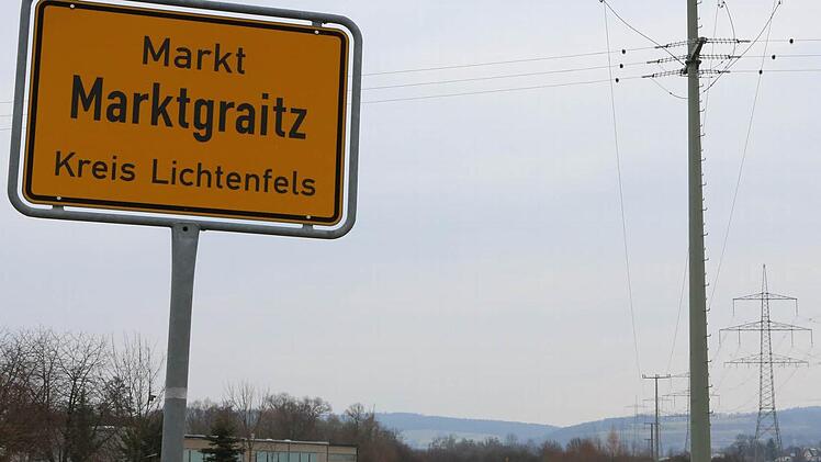 Als die größte Aufgabe für Marktgraitz sieht Bürgermeister Jochen Partheymüller die neue 380-kV-Leitung an: Eine Hochspannungsleitung zieht schon direkt am Ort vorbei zum Umspannwerk nach Redwitz. Die Masten sind 60 Meter hoch. Nun soll noch eine zweite Leitungstrasse kommen, die das kleine Marktgraitz regelrecht einkeilt. Fotos: Barbara Herbst