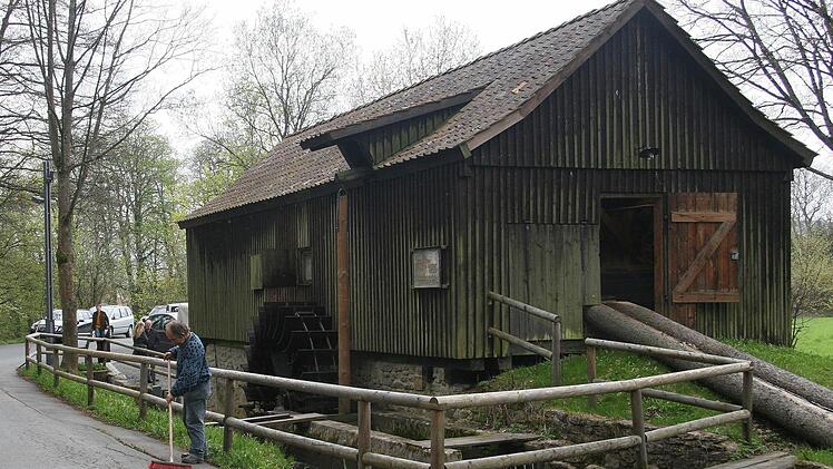 Alwin Hempfling macht die Straße vor der Schneidmühle schon mal besenrein.