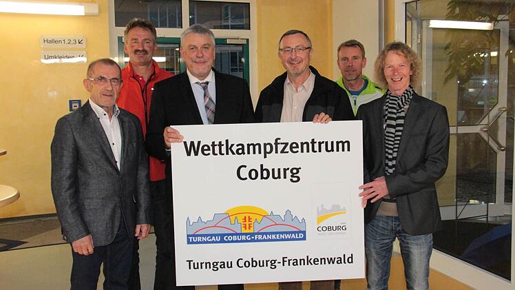 Die Stadt stellt dem Turngau die Dreifachhalle der Pestalozzischule als Wettkampfzentrum zur Verfügung. Darüber freuen sich (von links) Turngau-Ehrenvorsitzender Ernst Weitl, Sportamtsleiter Eberhard Fröbel. Oberbürgermeister Norbert Tessmer, Sportverbands-Vorsitzender Jürgen Heeb, Hallenwart Jürgen Voigt und Turngau-Vorsitzender Hartmut Jahn. Foto: Simone Bastian