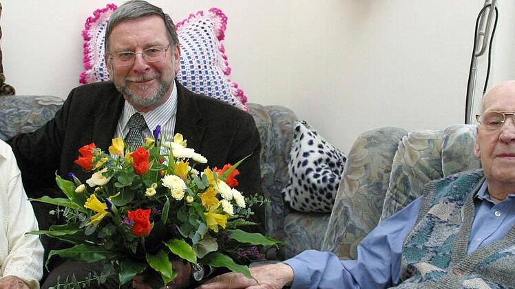 Seit stolzen 65 Jahren sind Erika und Kurt Lanzendörfer offiziell ein Paar. Für die Stadt Coburg gratulierte Bürgermeister-Stellvertreter Hans-Heinrich Eidt. Foto: Bettina Knauth