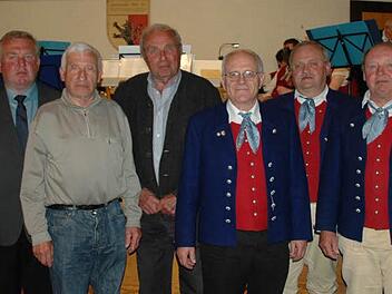 Das Foto zeigt die Ehrungen für die Gründungsmitglieder mit (v. li.): Bürgermeister Egon Klöffel, Erhard Mangold, Reinhard Wiener, Norbert Sturm, Alfons Gundelach und Vorsitzender Hilmar Kehl. Foto: Daniel Wiener