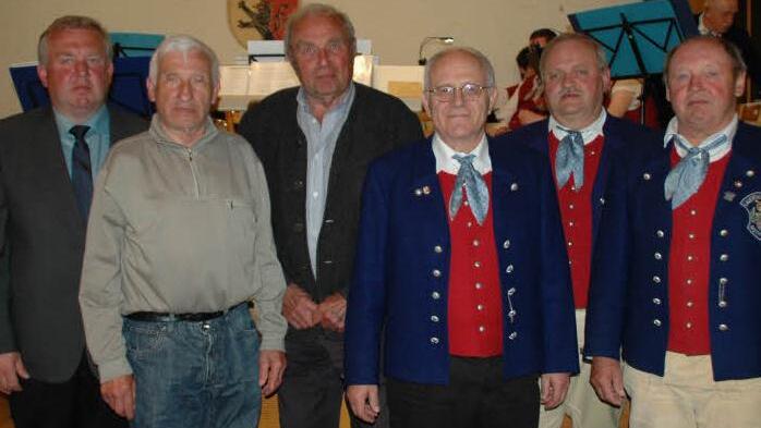 Das Foto zeigt die Ehrungen für die Gründungsmitglieder mit (v. li.): Bürgermeister Egon Klöffel, Erhard Mangold, Reinhard Wiener, Norbert Sturm, Alfons Gundelach und Vorsitzender Hilmar Kehl. Foto: Daniel Wiener