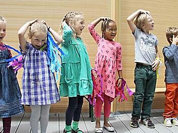 Die Kinder der Tagesstätte "Heinzelmännchen" hatten zum Jubiläum sogar ein eigenes Lied verfasst und brachten es freudig zu Gehör. Foto: Sonja Adam