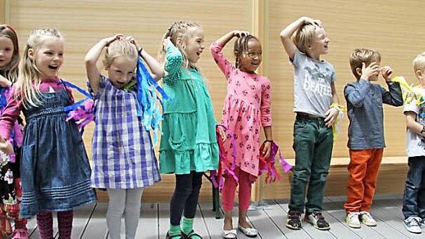 Die Kinder der Tagesstätte "Heinzelmännchen" hatten zum Jubiläum sogar ein eigenes Lied verfasst und brachten es freudig zu Gehör. Foto: Sonja Adam