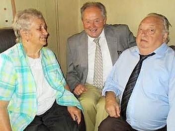 Bürgermeister Hans Göller (M.) und das Jubelpaar  Foto: fra-press