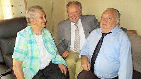 Bürgermeister Hans Göller (M.) und das Jubelpaar  Foto: fra-press