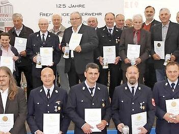 Die Mitglieder, die für 40-, 50- und 60-jährige Treue zur Drosendorfer Feuerwehr ausgezeichnet wurden, mit , Vorsitzendem Christian Grieb (l.) und Schirmherrn Bürgermeister Claus Schwarzmann (r.).  Fotos: Mathias Erlwein