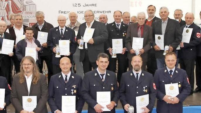 Die Mitglieder, die für 40-, 50- und 60-jährige Treue zur Drosendorfer Feuerwehr ausgezeichnet wurden, mit , Vorsitzendem Christian Grieb (l.) und Schirmherrn Bürgermeister Claus Schwarzmann (r.).  Fotos: Mathias Erlwein