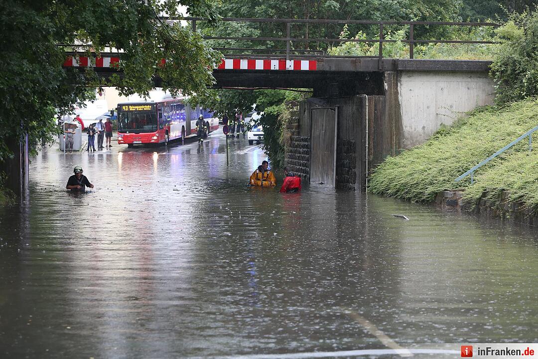 Starkregen sorgt fuer Verkehrschaos in Nuernberg