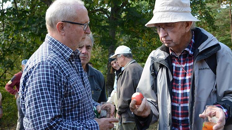 Apfelsorten und auch Apfelsaft konnten von den Teilnehmern vor Ort verkostet werden.  Foto: Elisabeth Assmann