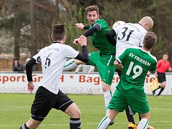 SV Friesen - SV Poppenreuth: Nach abgelaufener Sperre war Andreas Baier (Mitte) wieder dabei und erzielte nach 68 Minuten das vorentscheidende 2:1. Foto: Heinrich Weiß