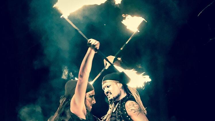 Zwei, die mit dem Feuer spielen: Jago und L-ion. Foto: PR