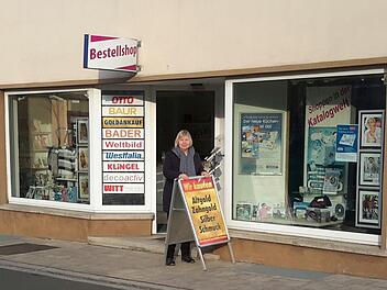 Der Aufsteller kommt vor die Tür, dann kann ein neuer Arbeitstag beginnen. Seit 1991 betreibt Verena Geisler (im Bild) zusammen mit ihrem Mann Bernd den Bestellshop in der Bad Brückenauer Unterhainstraße. Nicht nur Stammkunden schätzen die langjährige Erfahrung der Geschäftsleute. Rolf Pralle