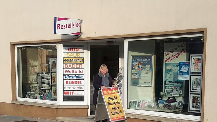 Der Aufsteller kommt vor die Tür, dann kann ein neuer Arbeitstag beginnen. Seit 1991 betreibt Verena Geisler (im Bild) zusammen mit ihrem Mann Bernd den Bestellshop in der Bad Brückenauer Unterhainstraße. Nicht nur Stammkunden schätzen die langjährige Erfahrung der Geschäftsleute. Rolf Pralle