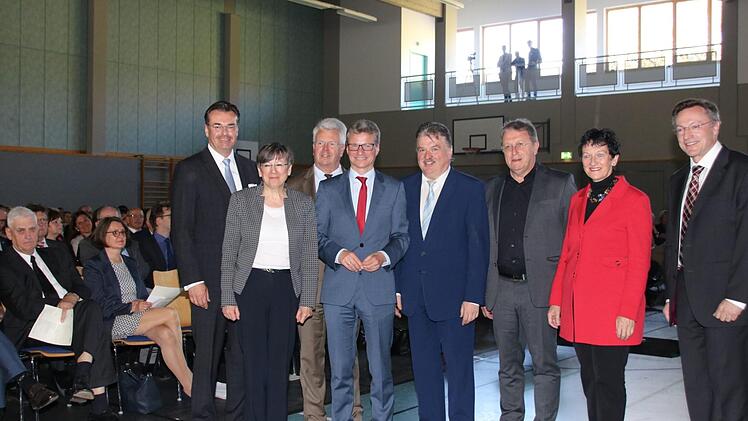 Gruppenbild mit Minister - von rechts: Ministerialbeauftragter Harald Vorleuter, Landtagsvizepräsidentin Inge Aures, OB Henry Schramm, Landrat Klaus Peter Söllner, Kultusminister Bernd Sibler, MdL Ludwig von Lerchenfeld, Regierungspräsidentin Heidrun Piwernetz  und Schulleiter Horst Pfadenhauer. Foto: Stephan Tiroch