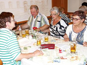 Nordhalbener und Tschirner schunkelten gemeinsam beim 15. Nordhalbener Wirtshaussingen der FWV-Ortsgruppe.  Foto: Norbert Neugebauer