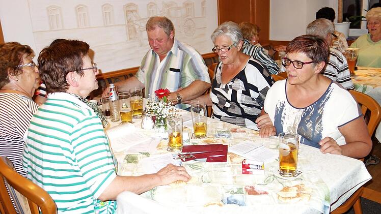 Nordhalbener und Tschirner schunkelten gemeinsam beim 15. Nordhalbener Wirtshaussingen der FWV-Ortsgruppe.  Foto: Norbert Neugebauer