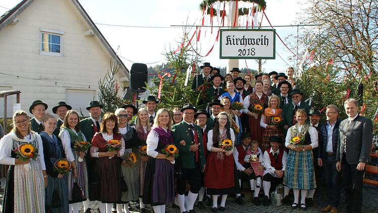 19 Einhaltpaare mit drei Kellnern bedeuteten bei der Jubiläumskirchweih in Neukenroth Rekordbeteiligung. Bürgermeister Rainer Detsch und Landrat Klaus Löffler (rechts) zeigten sich beeindruckt.