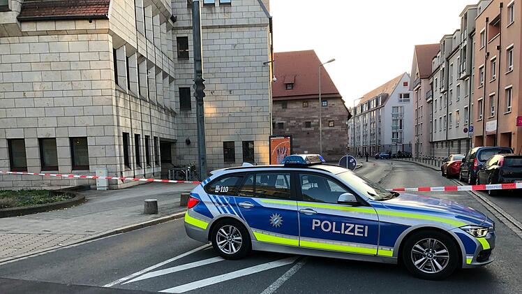 Die Polizeiinspektion N&uuml;rnberg-Mitte war gestern Abend abgeriegelt. Ein verd&auml;chtiger Gegenstand war im Vorraum der Wache abgestellt worden. Mittlerweise hat sich der Verantwortliche der Polizei gestellt. Foto: NEWS5 / Schmelzer