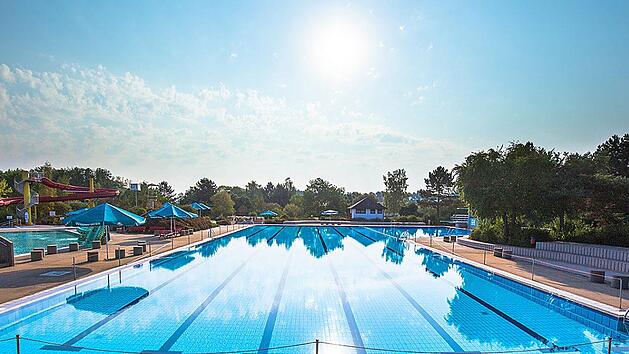 Im Hallstadter Freibad waren bis Anfang Juli keine Badegäste erlaubt, da nach dem Corona-Stilstand noch ein Wasserschaden im Technikraum den Start verzögerte. Foto: Stadt Hallstadt