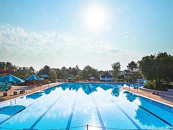 Im Hallstadter Freibad waren bis Anfang Juli keine Badeg&auml;ste erlaubt, da nach dem Corona-Stilstand noch ein Wasserschaden im Technikraum den Start verz&ouml;gerte. Foto: Stadt Hallstadt