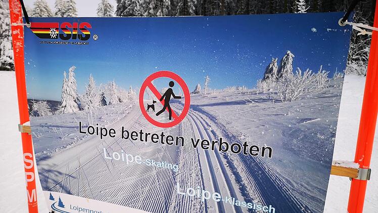 Loipe betreten verboten - Wolfgang Kemmerzell hat auf eigene Kosten Hinweisschilder für den Loipenpark am Roten Moor angeschafft. Beachtet werden sie nicht von allen Wanderern - warum auch immer.  Foto: Marion Eckert