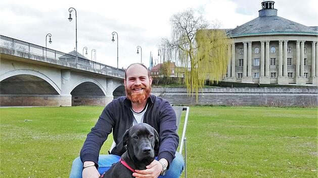 Florian Griebel (mit Hündin Nala) freut sich schon auf seine Stadtstrand-Gäste.