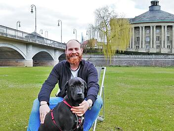 Florian Griebel (mit Hündin Nala) freut sich schon auf seine Stadtstrand-Gäste.