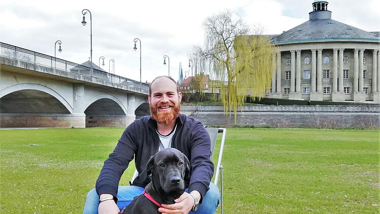 Florian Griebel (mit Hündin Nala) freut sich schon auf seine Stadtstrand-Gäste.