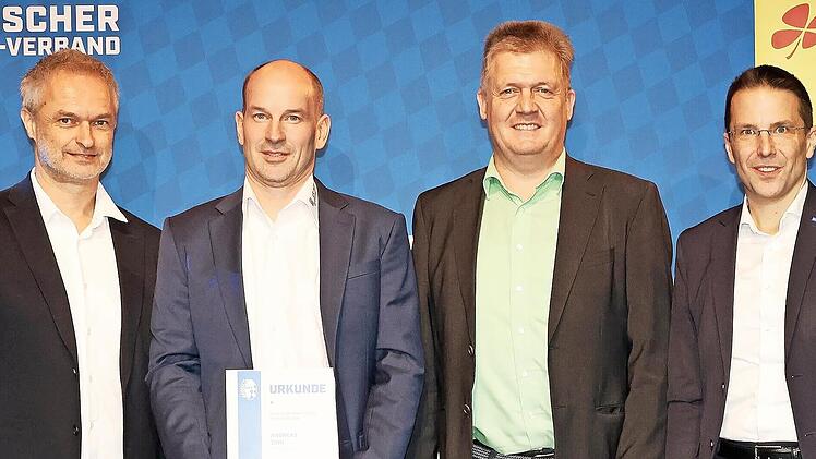 Auf dem Foto zu sehen sind (von links) Ehrengast Christian Wück, Andreas Zink, Harald Friedrich (Bezirks-Ehrenamtsreferent Unterfranken) sowie Christoph Kern (BFV-Präsident).