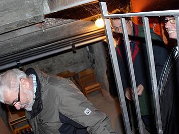 Kopf einziehen, sonst tut's weh: Für Josef Wächter (CSU), Roland Kraus (Kämmerer) und Lothar Nagel (FCW) ist der Ortstermin im Keller des Kindergartens kein Zuckerschlecken. Fotos: Peter Pfannes
