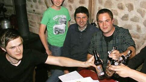 Nach Einbruch der Dunkelheit hecken die Maibaumklauer aus Lindau bei Bier und Pizza ihren Plan aus.