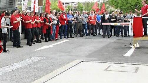 Bei FAG in Eltmann gingen die Metaller in den Warnstreik. Auch aus Augsfeld (Bosch-Rexroth) und Königsberg (Fränkische) waren Gewerkschaftsmitglieder gekommen. Im Bild spricht Thomas Höhn, Gewerkschaftssekretär der IG Metall Schweinfurt, zu den Arbeitern. Foto: Andreas Lösch