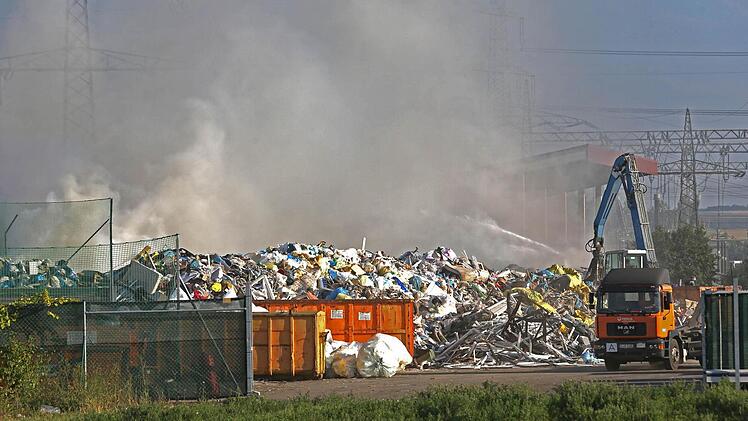 Ein Großbrand in der Müllsortieranlage der Firma Veolia in Bergrheinfeld (Lkr. Schweinfurt aus). Foto: News5 / Herse