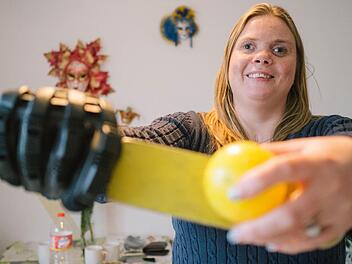 Ein gut gepolsterter Handschuh schützt die Schlaghand beim "Showdown" vor dem harten Rasselball. Diesen im gegnerischen Tor unterzubringen, beherrscht Mandy Herrmann inzwischen so gut, dass sie es bei den bayerischen Meisterschaften auf den siebten Platz schaffte. Foto: Marian Hamacher
