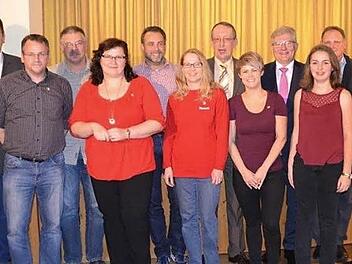 Vorsitzender Manfred Zapf (rechts) zeichnete zahlreiche treue Mitglieder des TSV Harsdorf aus. Im Bild (von links) Zweiter Vorsitzender Thomas Hirschmann, Matthias Karl, Peter Krau&szlig;, Bettina Bauer, Marco Gr&auml;bner, Ramona Hofmann, Michael Kortmann, Elena D&ouml;rfler, B&uuml;rgermeister G&uuml;nther H&uuml;bner, Luise Kuhmann und Roland Egermann Foto: Werner Rei&szlig;aus