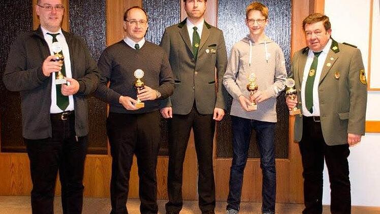 Die Pokalsieger: Von links Christian Pfadenhauer, SV Friedersdorf, Michael Reuth SG Pressig, Wettkampfleiter Daniel Bergmann, SG Rothenkirchen, Lukas Beetz, SG Rothenkirchen und Harald Scherbel, SV Förtschendorf. Foto: K.- H. Hofmann