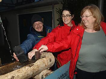 Auf unserem Foto waschen Matthias Besler, Martina Ugo und Christine Unsleber ihre Portemonees aus. Foto: Stefan Geiger
