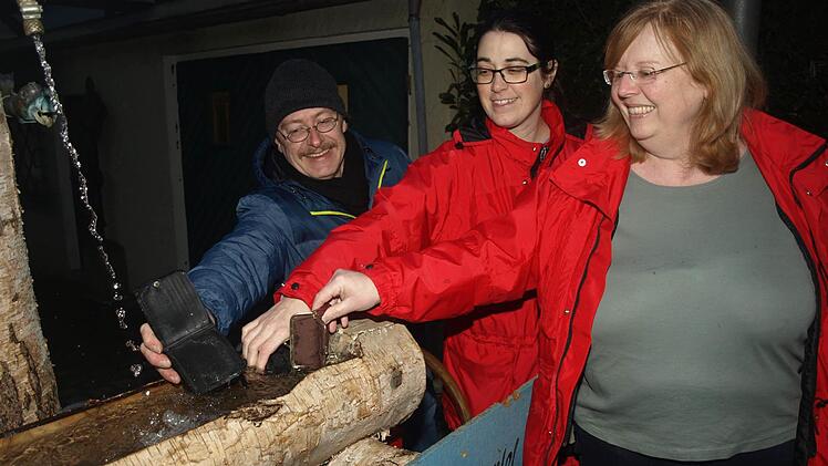 Auf unserem Foto waschen Matthias Besler, Martina Ugo und Christine Unsleber ihre Portemonees aus. Foto: Stefan Geiger