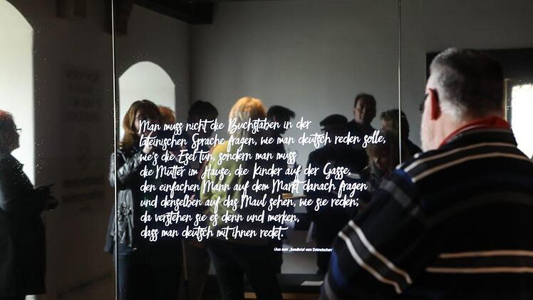 Luthers Schriften zum Mitlesen auf einer gläsernen Wand im Lutherzimmer. Foto: Barbara Herbst