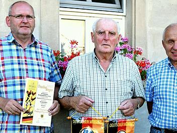 Die erfolgreichen Rassegefl&uuml;gelz&uuml;chter (v.l.) Andreas Scheumann von der Zuchtgemeinschaft Scheumann und Paul Scheumann wurden im Rahmen der Sommertagung geehrt. Rechts steht Zuchtwart Wolfgang Lex.  Foto: D. Radziej