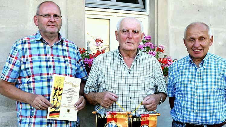 Die erfolgreichen Rassegefl&uuml;gelz&uuml;chter (v.l.) Andreas Scheumann von der Zuchtgemeinschaft Scheumann und Paul Scheumann wurden im Rahmen der Sommertagung geehrt. Rechts steht Zuchtwart Wolfgang Lex.  Foto: D. Radziej