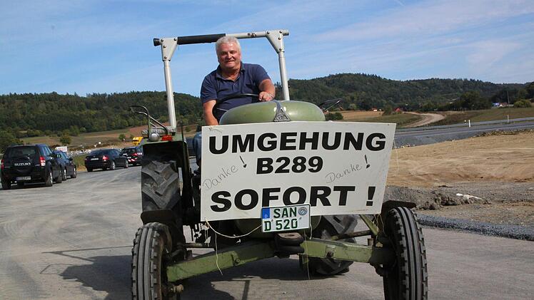 "Danke!" hat  Gerhard Pöhlmann aus Untersteinach auf das Plakat geschrieben, mit dem er den Bau der Umgehung gefordert hatte. Am Montag bei der Verkehrsfreigabe des ersten Bauabschnitts kam er mit seinem Traktor vorbei. Foto: Jürgen Gärtner
