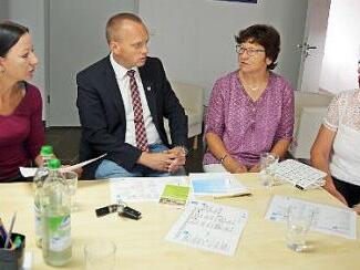 Johanna Gärber (Blaues Kreuz, links), Bürgermeister Thomas Löffler sowie Christa Körner und Irene Piontek von der Caritas freuen sich über das erweiterte Angebot des Beratungshauses.  Foto: Heike Schülein